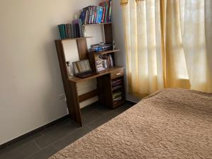 1 dormitorio con estantería junto a la cama en Apartamento en ipiales nariño, cerca a la frontera con ecuador, en Ipiales