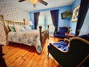 sypialnia z łóżkiem i krzesłem w obiekcie Beacon Hermitage w mieście Beacon