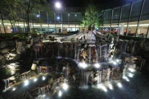 una cascata di fronte a un edificio di notte di Hilton Tokyo Narita Airport a Narita