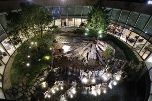 uma vista superior de uma fonte num edifício com luzes em Hilton Tokyo Narita Airport em Narita