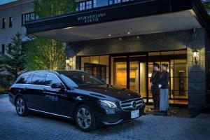 un coche negro estacionado frente a un edificio en Kyukaruizawa Kikyo, Curio Collection by Hilton, en Karuizawa