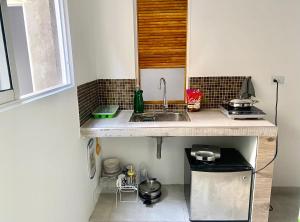 比亞維森西奧的住宿－IW-Apto en la vega, cerca al CC Viva，厨房配有水槽和台面