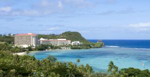 vistas a una playa con edificios y al océano en Hilton Guam Resort & Spa, en Tumon