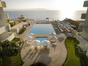 una vista aérea de un complejo con piscina y sombrillas en Casa Andina Select Paracas, en Paracas