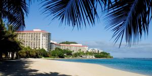 uma vista para uma praia com edifícios e o oceano em Hilton Guam Resort & Spa em Tumon