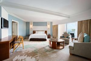 Postel nebo postele na pokoji v ubytování Hilton Guam Resort & Spa