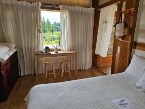 潭陽的住宿－Damyang Flower & Hanok，一间卧室配有一张床、一张书桌和一个窗户。