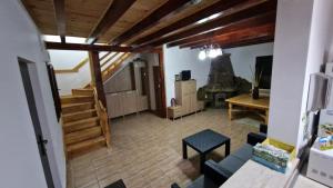 - un salon avec un escalier et un escalier dans l'établissement Dursi Home, à Drajna de Sus