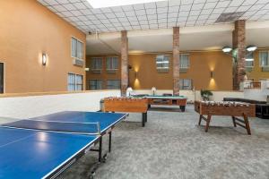 una sala da ping pong con due tavoli da ping pong di Quality Inn Alamosa ad Alamosa