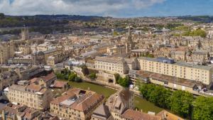 una vista aérea de la ciudad de los moretones en DoubleTree by Hilton Bath, en Bath