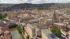 una vista aérea de una ciudad con un río en DoubleTree by Hilton Bath, en Bath 126 fotos más