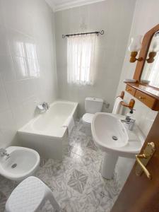 y baño con lavabo, aseo y bañera. en Casa “El Zumaque” en Zahara de la Sierra en Zahara de la Sierra