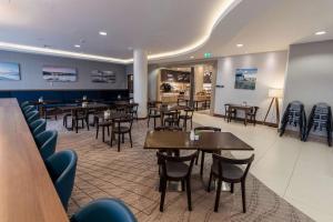 une salle à manger avec des tables et des chaises dans un restaurant dans l'établissement Hampton by Hilton Bournemouth, à Bournemouth