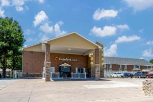 a corner inn building with a parking lot at Comfort Inn Hastings in Hastings
