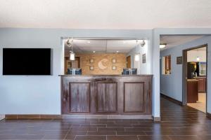 a bar in a room with a flat screen tv at Comfort Inn Hastings in Hastings