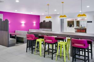 Majoituspaikan Hampton by Hilton Bristol City Centre baari tai lounge-tila