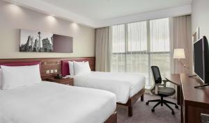 una camera d'albergo con due letti e una televisione di Hampton by Hilton Bristol City Centre a Bristol