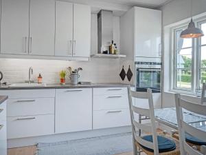 Holiday home Bindslev XVI的厨房或小厨房
