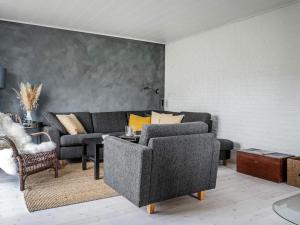 Holiday home Bindslev XVI的休息区