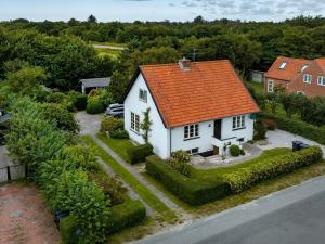 宾德斯莱弗Holiday home Bindslev XVI的一座橙色屋顶房屋的模型