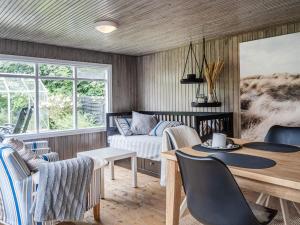 宾德斯莱弗Holiday home Bindslev XVI的带桌子和沙发的客厅