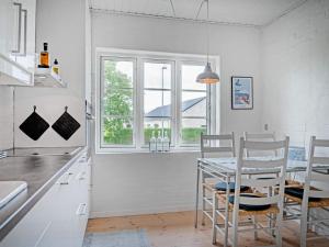 Holiday home Bindslev XVI的厨房或小厨房