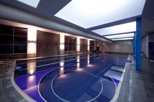 - une grande piscine dans un bâtiment dans l'établissement DoubleTree by Hilton Bristol South - Cadbury House, à Yatton