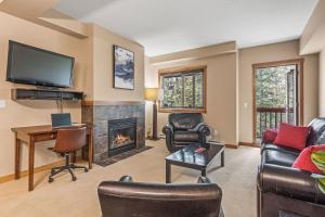 Μια τηλεόραση ή/και κέντρο ψυχαγωγίας στο Spacious King Bed with Pool & Hot Tubs