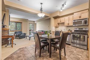 Η κουζίνα ή μικρή κουζίνα στο Spacious King Bed with Pool & Hot Tubs