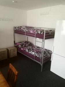 2 Etagenbetten in einem Zimmer mit einem Stuhl in der Unterkunft RENA in Prag