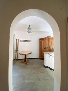 an archway in a kitchen with a table and a refrigerator at Villa Bochert in Zuoz