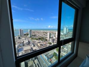 Pemandangan umum bagi Recife atau pemandangan bandar yang diambil dari apartmen