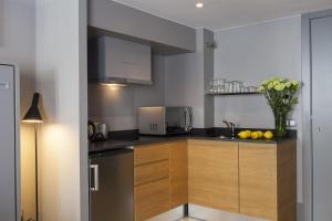 Una cocina o zona de cocina en Kare No Apartments by Sitges Group