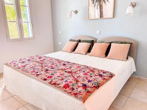 Letto o letti in una camera di Maison Caraibes beach front on Orient Bay with 2 big pools