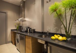 Una cocina o zona de cocina en Kare No Apartments by Sitges Group