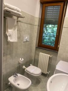 Casa Sofia Lissone في ليسّوني: حمام مع حوض ومرحاض ونافذة