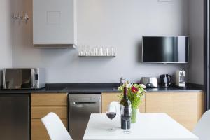 Una cocina o zona de cocina en Kare No Apartments by Sitges Group