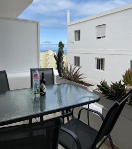 - une table avec une bouteille de vin sur le balcon dans l'établissement Concanasa 43 Los Gigantes, à Acantilado de los Gigantes