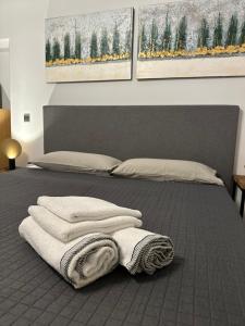 a bedroom with a bed with towels on it at WPA Apartments - Zimmer- Modernes Apartment mit Parkplatz,WiFi,Netflix in Moosthenning