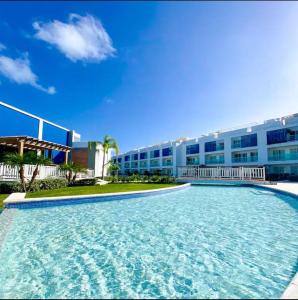 una gran piscina frente a un edificio en Hard Rock at Cana Rock 2 by Unwind Properties en Punta Cana
