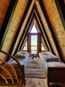 ein Schlafzimmer in einem Baumhaus mit einem Bett und einem Fenster in der Unterkunft Eka's Village in Plav