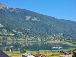 普拉夫的住宿－Eka's Village，享有以山脉为背景的湖泊美景