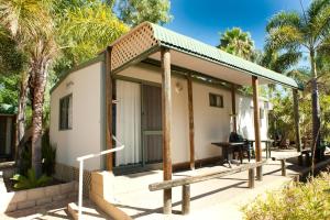 una pequeña casa con techo verde en Tasman Holiday Parks - Kalbarri en Kalbarri