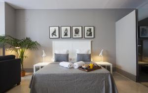 Un dormitorio con una cama con dos almohadas encima. en Kare No Apartments by Sitges Group, en Sitges