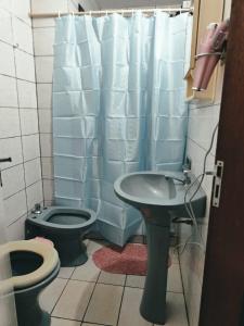 La salle de bains est pourvue de toilettes et d'un lavabo. dans l'établissement HOSPEDAJE SENDEROS CATARATAS, à Puerto Iguazú