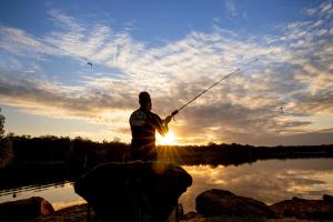 un homme pêchant sur un lac au coucher du soleil dans l'établissement Solitary Islands Resort, à Wooli 47 autres photos
