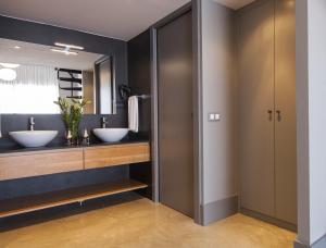 Un baño con dos lavabos y un espejo. en Kare No Apartments by Sitges Group, en Sitges