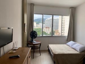 pokój hotelowy z 2 łóżkami i oknem w obiekcie M702-Centro w mieście Rio de Janeiro