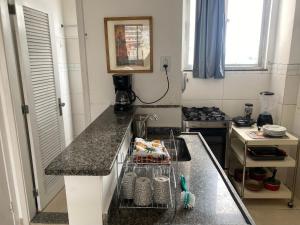 uma cozinha com um lavatório e uma bancada em M702-Centro no Rio de Janeiro