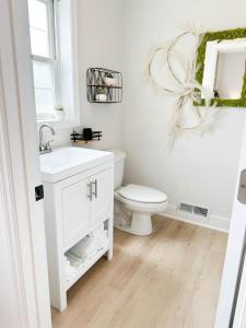 biała łazienka z toaletą i umywalką w obiekcie Dreamy Boho Remodeled Cottage with Mountain Views w mieście Sparta